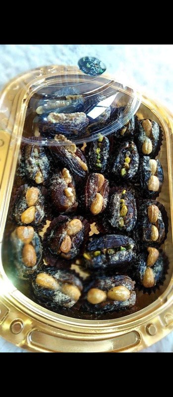 تمر محشي مكسرات ومغطى بالشوكولاتة Chocolate-Covered Stuffed Dates with Nuts