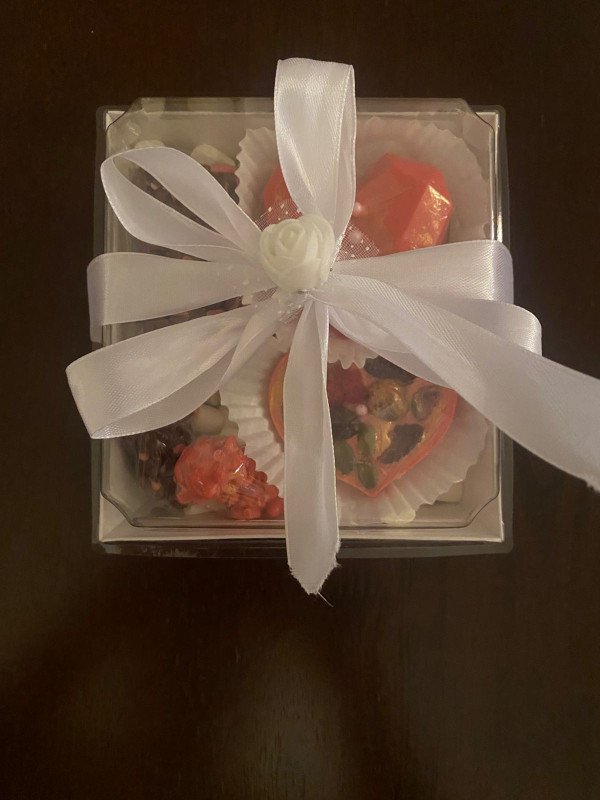 Lilium Chocolate بوكس شوكولاته بلجيكية ملون محشية بعدة نكهات