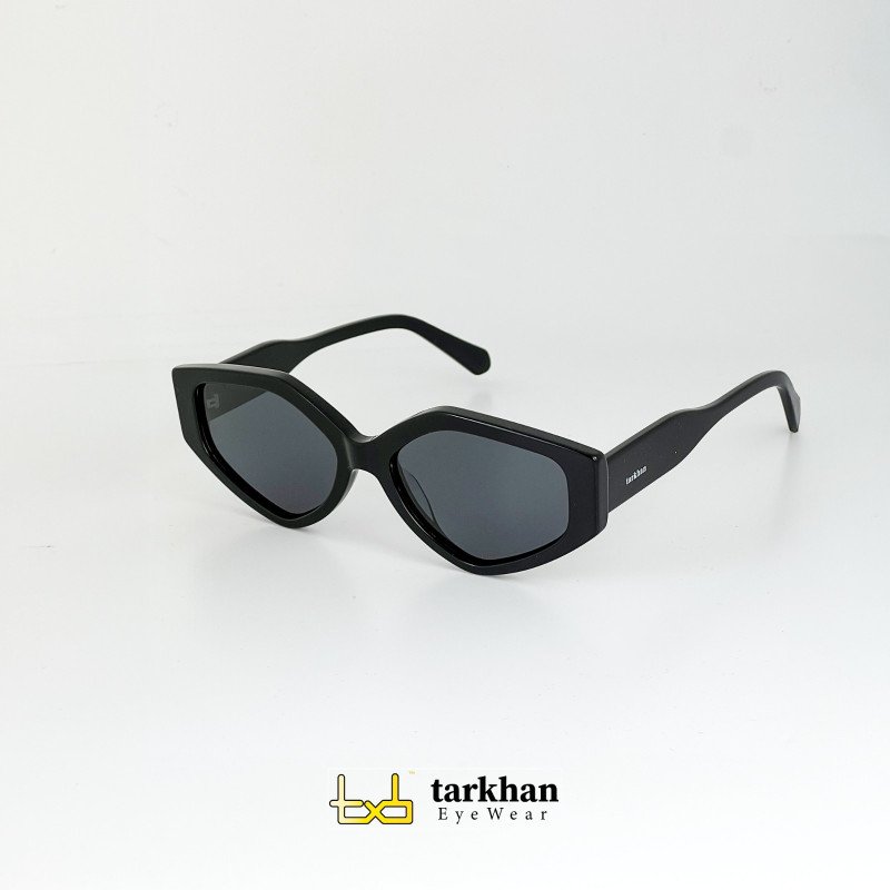 نظارة شمسية نسائية بإطار أسود سميك وعدسات سوداء إنجليزي: Bold Black Frame Women’s Sunglasses with Dark Lenses