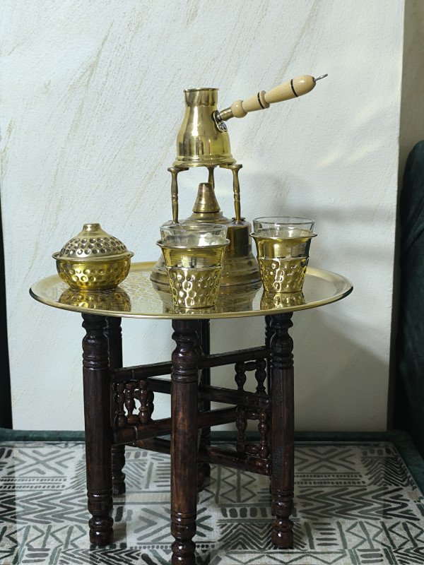 قاعدة خشب شرقية مع صينية ومحتوياتها النحاسOriental wooden base with tray and copper contents