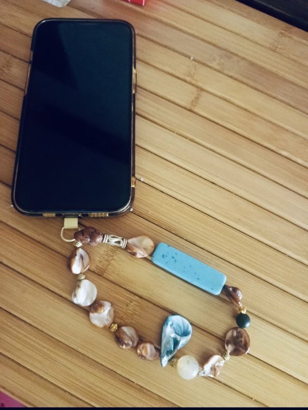 زينة هاتف بالأحجار الكريمة