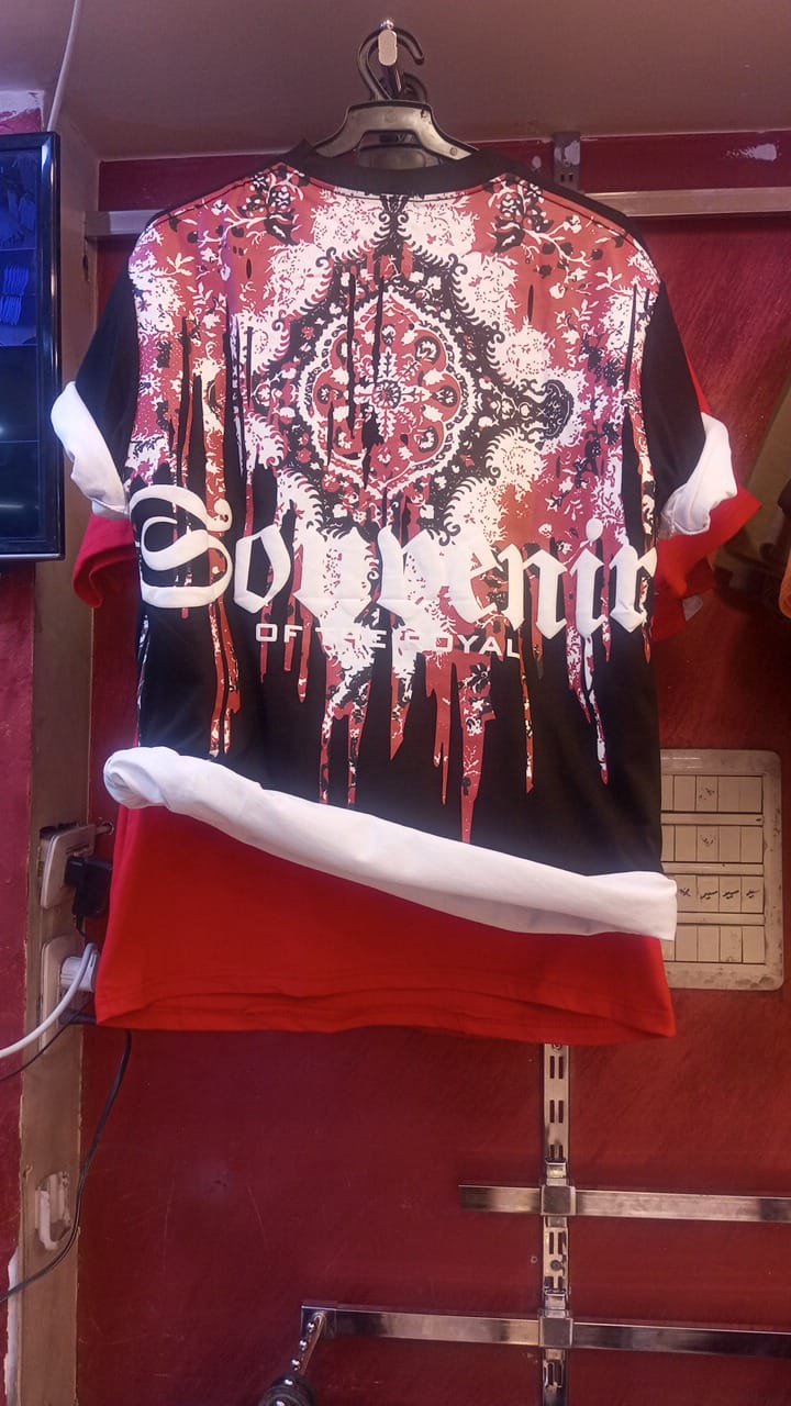 تي شيرت "سوفينير" بطابع فني ملكي I "Souvenir" Royal Art Graphic T-Shirt