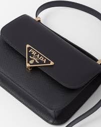 PRADA – حقيبة كتف جلد سافيانو أسود فاخرة