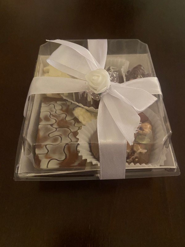 Lilium Chocolateبوكس من شوكلاتة دبي ومكسرات وشوكلاتة سادة منها بالحليب ومنه بالكاكاو