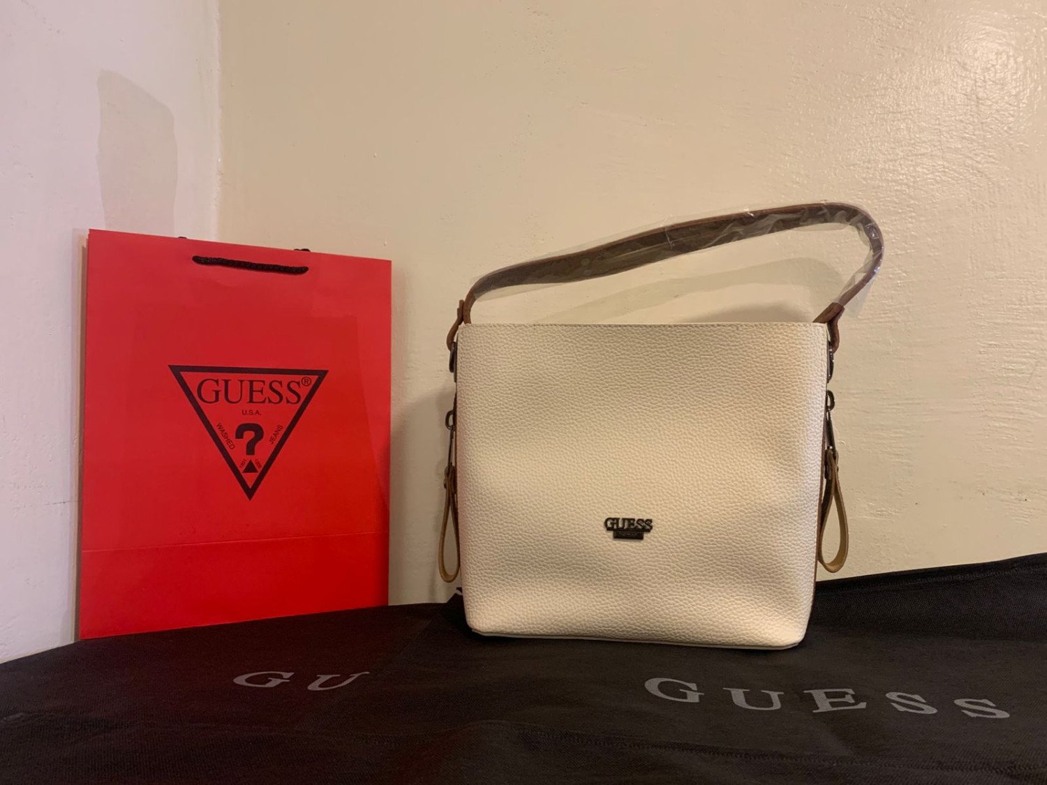 Guess Big Bag – Style with Space حقيبة الكبيرة – أناقة بحجم عملي