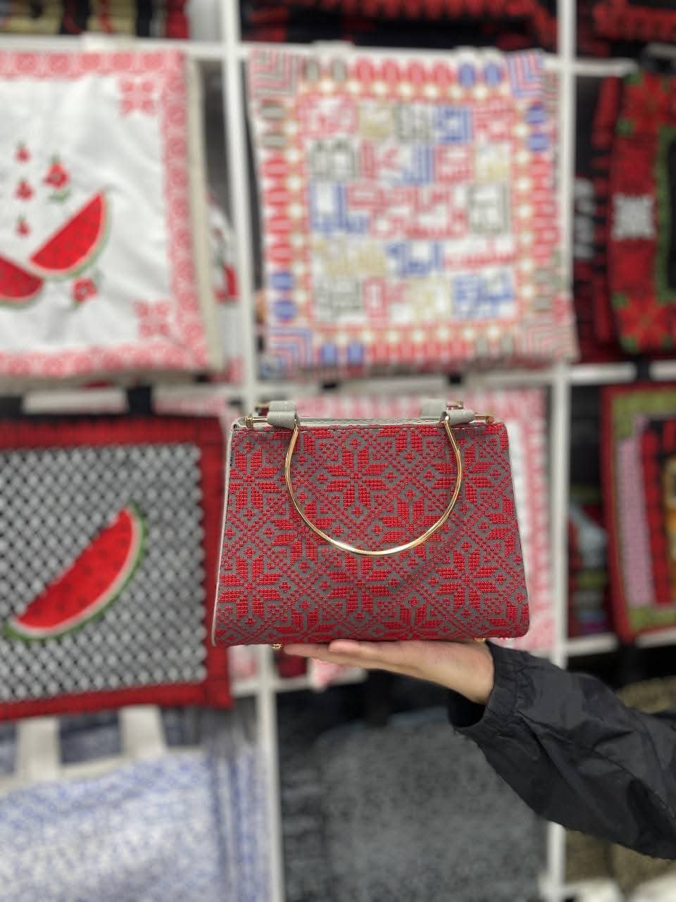 حقيبة يد نسائية بالتطريز التراثي اناقه من الماضي بروح عصرية