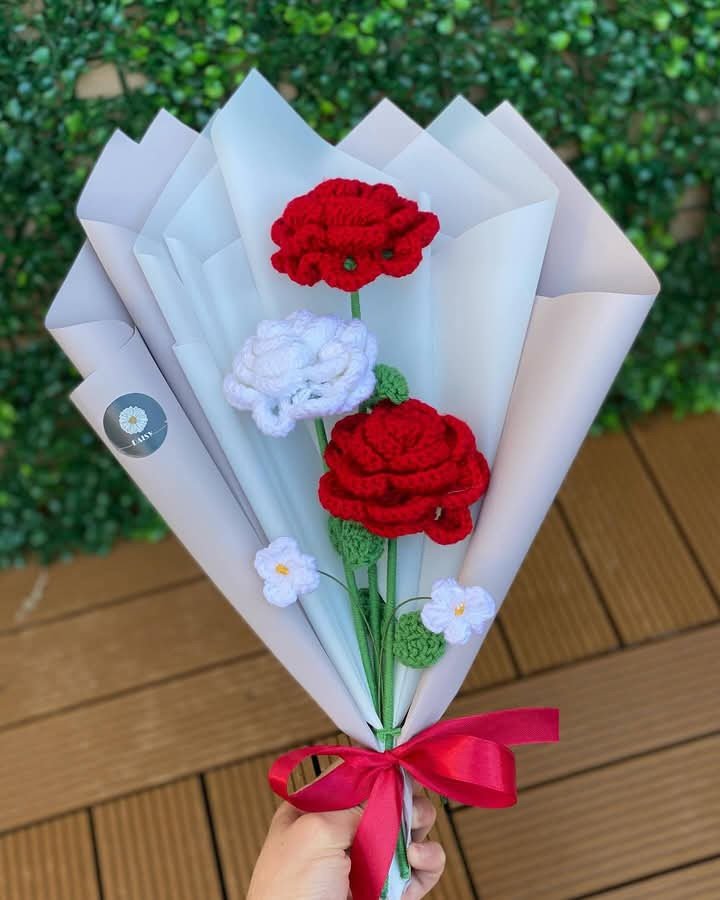 باقة ورد كروشيه احمر مشكل  Mixed Red Crochet Flower Bouquet
